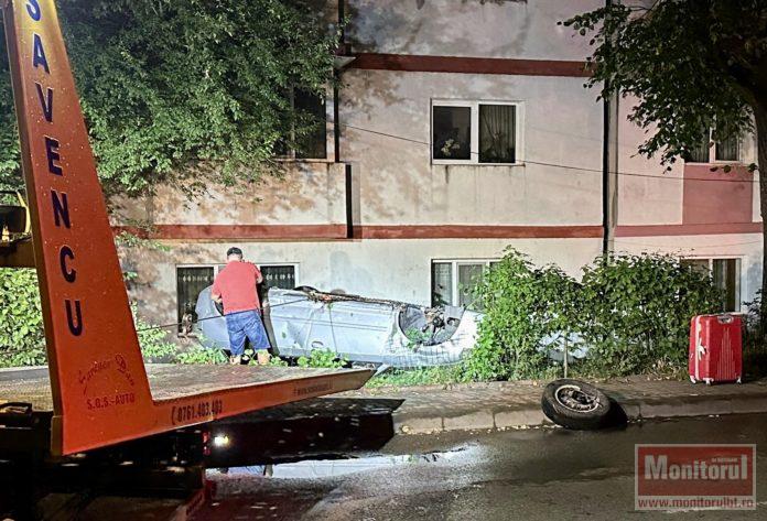 Mașină cu cinci tineri răsturnată pe o stradă din oraș (VIDEO)