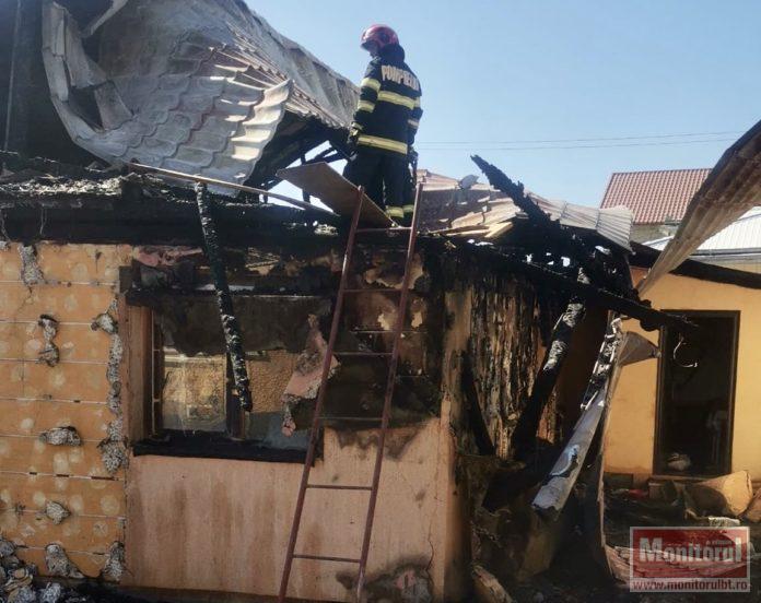 Casă distrusă în incendiu. Pompierii au luptat mai bine de trei ore cu flăcările