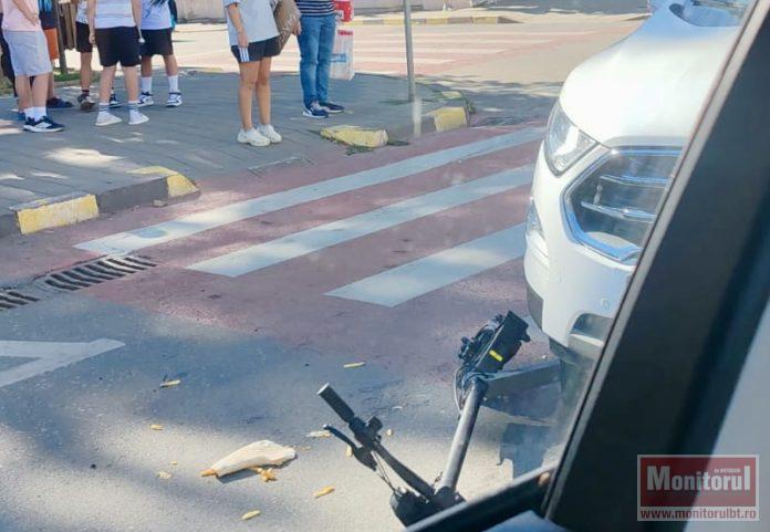 Copil pe trotinetă spulberat pe trecerea de pietoni