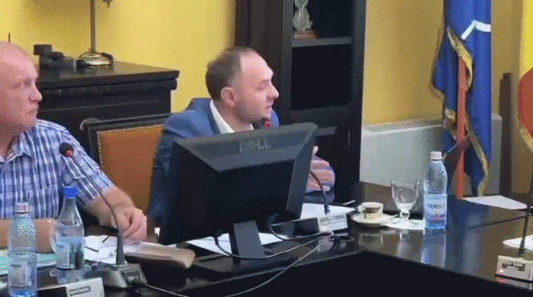 Pentru cei interesaţi de ce se rup străzile plătite cu bani grei de botoşăneni, un răspuns scurt de la domnul primar: nu e treaba noastră.