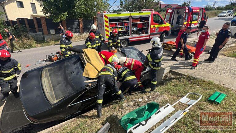 Accident cumplit. Salvatorii se luptă să scoată dintre fiarele contorsionate un pasager (VIDEO)