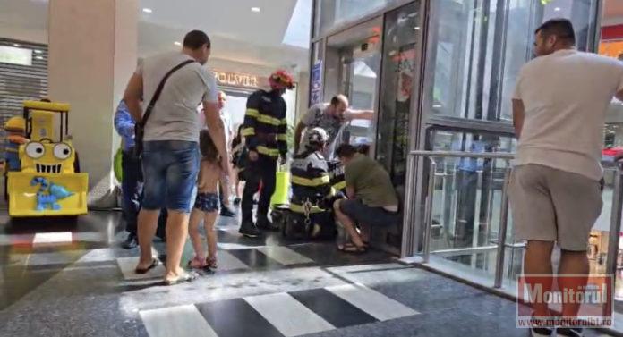 Panică la mall-ul din Botoşani. O mamă și trei copii, blocați în lift (VIDEO)