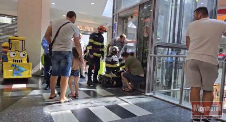 Panică la mall-ul din Botoşani. O mamă și trei copii, blocați în lift (VIDEO)