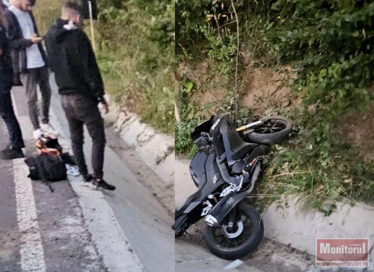 Tânăr la urgențe după ce a ajuns cu motocicleta în șanț