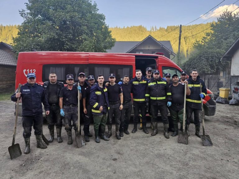Pompierii botoșăneni, speranță printre ruine. Misiunea din Broșteni s-a încheiat, dar ecoul suferinței rămâne