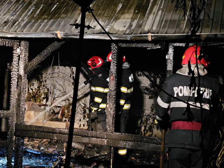 Serie neagră de incendii în Botoșani. Gospodării, un bloc și tone de furaje mistuite de flăcări