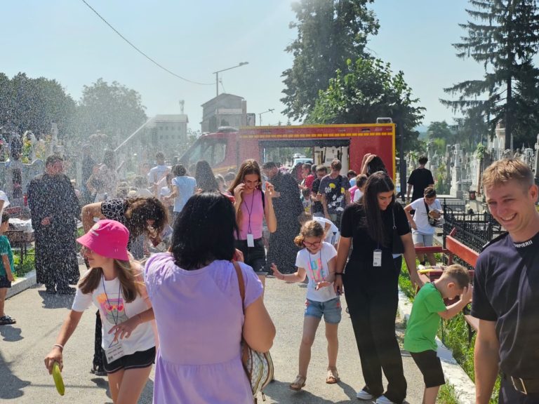 Vacanță cu lecții de viață. Pompierii le-au predat copiilor din „Școala de vară Pacea” regulile siguranței
