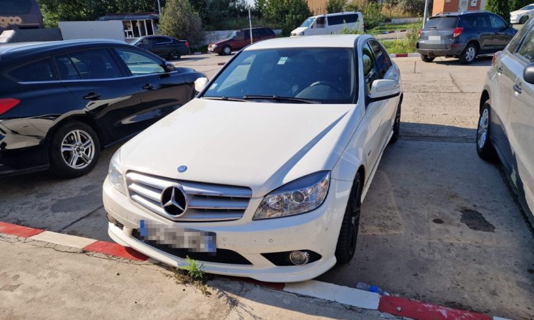 Autoturism dat în urmărire de autoritățile belgiene, descoperit la granița cu Republica Moldova