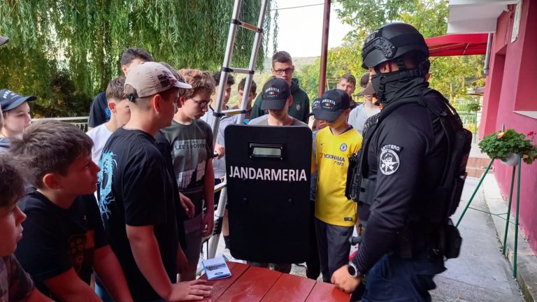 Trezirea de dimineață, cu jandarmii. Lecții de disciplină în Tabăra Militară Airsoft de la Agafton