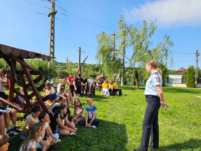 Când joaca întâlnește disciplina și curajul. Zeci de copii s-au văzut pompieri pentru o zi