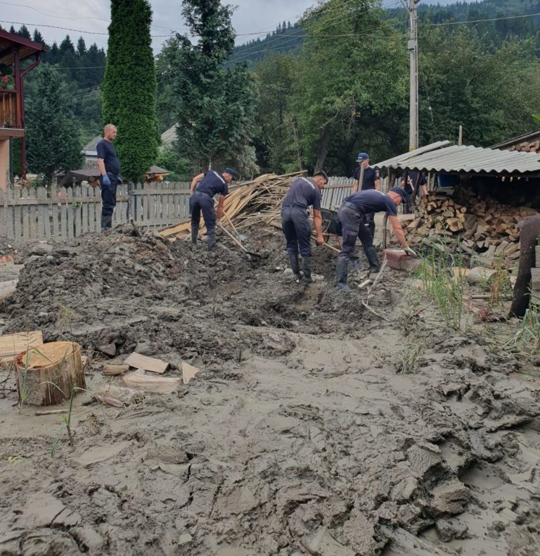 Pompierii botoșăneni, eroii care au adus din nou speranța în sufletele oamenilor din Broșteni