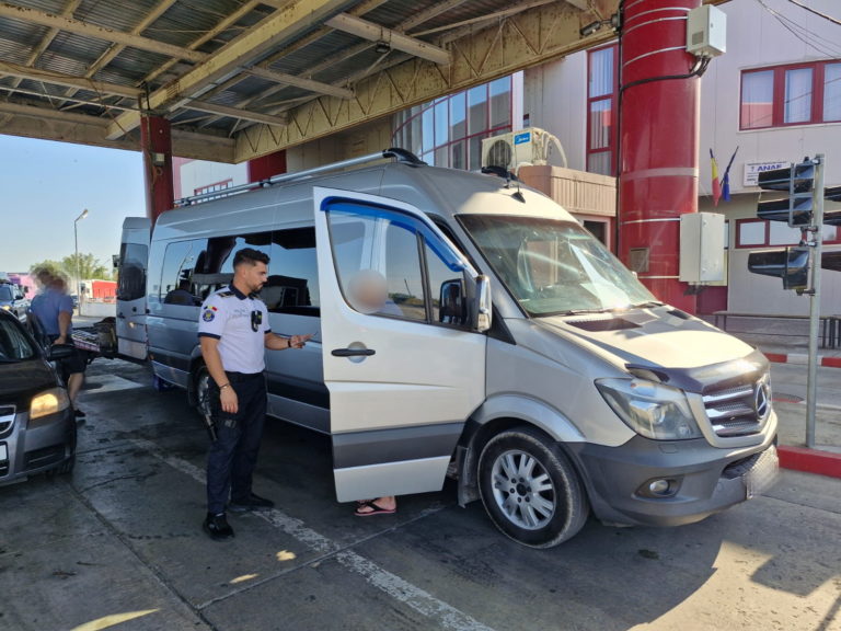 Contrabandă depistată la frontieră. Trei șoferi amendați cu 30.000 de lei în PTF Stânca