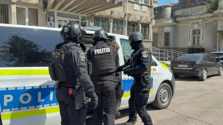 Agresor capturat cu mascații. A dezactivat brățara electronică și a fugit. Polițiștii l-au prins ascuns într-o lizieră (VIDEO)