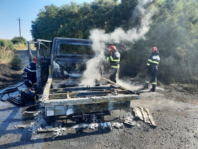 Autoutilitară cuprinsă de flăcări. Intervenție de urgență a pompierilor