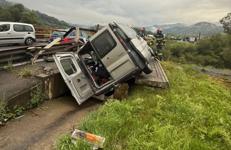 Botoșăneni răniți în urma unui accident produs în județul Suceava. Autoutilitară scăpată de sub control