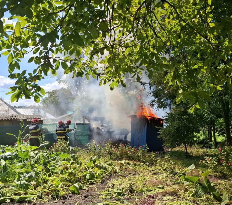 Incendiu provocat de o făclie, la Smârdan. Casa salvată în ultimul moment de pompieri (VIDEO)