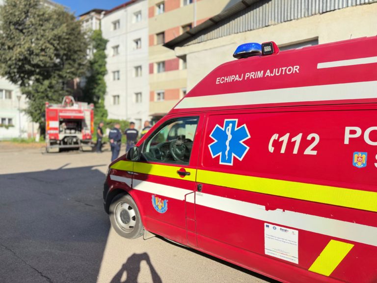 Incendiu la parterul unui bloc. Pompierii au intervenit la timp – proprietarii au suferit un atac de panică (VIDEO)
