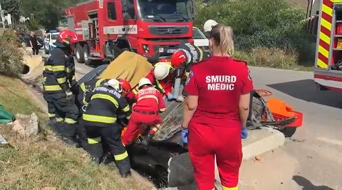 Salvatorii luptă contra timp pentru a descarcera victima unui accident grav.
