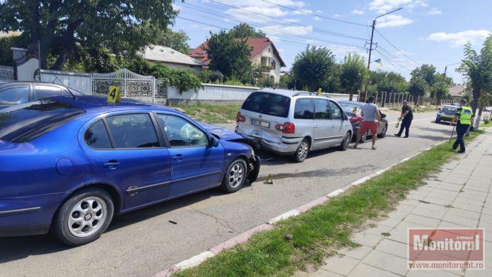Femeie rănită după un carambol cu trei maşini într-un oraş din judeţ