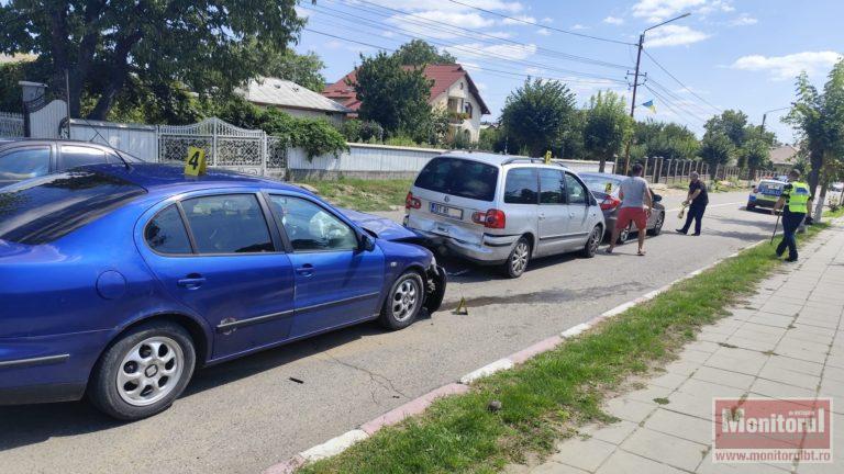 Femeie rănită după un carambol cu trei maşini într-un oraş din judeţ