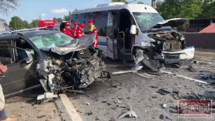 Accident grav pe E58 provocat de șoferul unui microbuz de călători