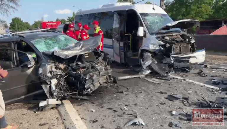Accident grav pe E58 provocat de șoferul unui microbuz de călători