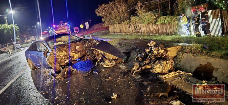 Impact violent la câțiva kilometri de oraș: motorul mașinii aruncat în șanț