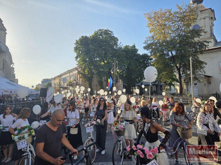 Eleganță pe două roți: peste 100 de doamne și domnișoare au defilat la Skirt Bike Botoșani (VIDEO)