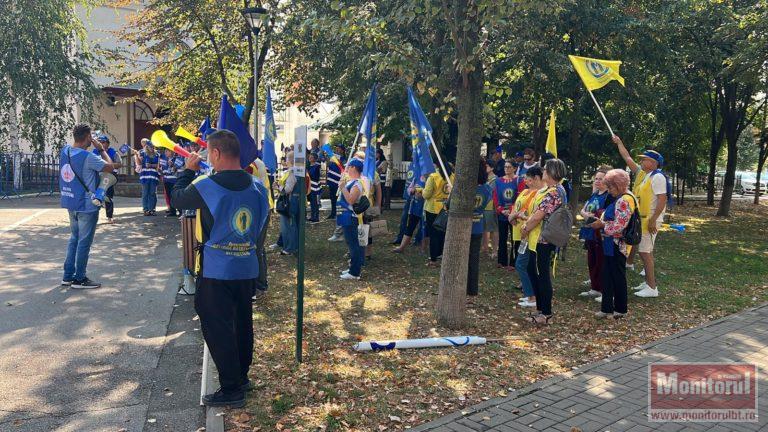 Protest anemic împotriva guvernanților. Doar câteva zeci de sindicaliști prezenți în fața Prefecturii (VIDEO)