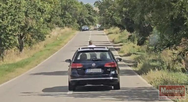 Inconștiență criminală pe un drum din județ. Copil mic ieșit pe trapa mașinii (VIDEO)