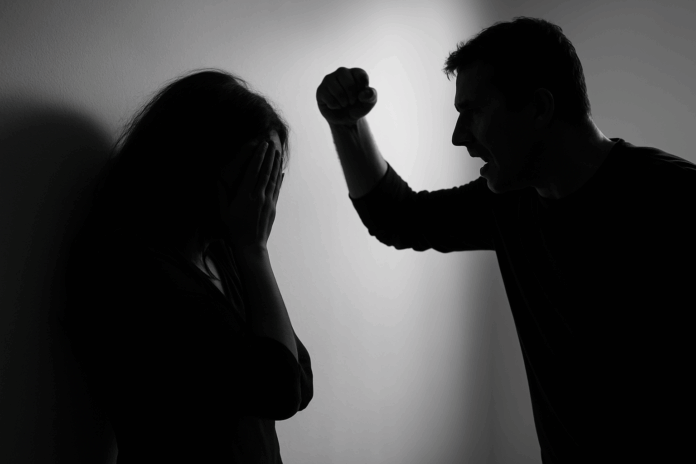 Monstru aruncat după gratii: soție abuzată și copii expuși unui tată violent