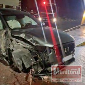 Cascadorie cu un Volvo făcut praf în oraș. Polițiștii trebuie să stabilească cine era la volan (VIDEO)