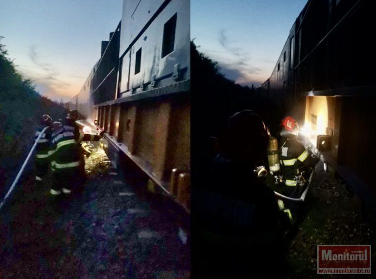 Panică pe calea ferată. Locomotiva trenului Suceava-Botoșani, cuprinsă de flăcări