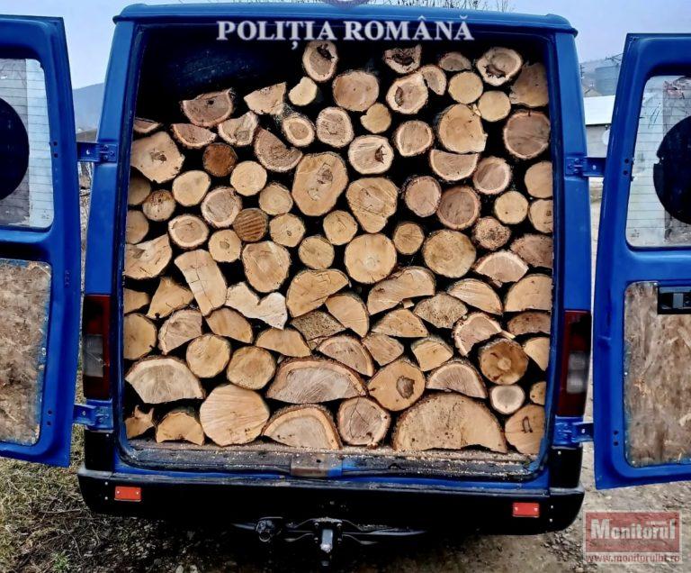 Transport ilegal de lemn, blocat de polițiști. Șoferul, amendat pe loc