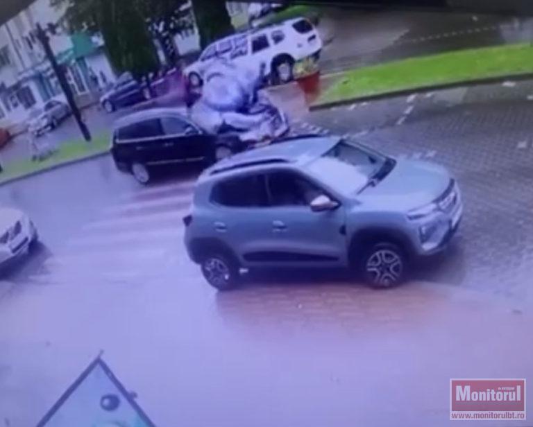Scene șocante la Dorohoi: două fetițe spulberate pe trecerea de pietoni – momentul impactului, surprins pe camere de supraveghere (VIDEO)