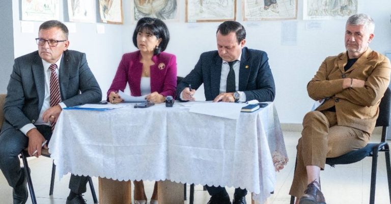 Politicieni puşi să semneze că dispar nepotismele la angajări (VIDEO)