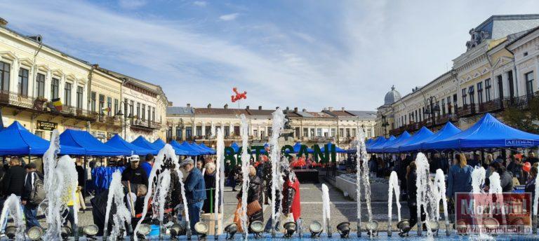 Palatul Copiilor a animat Piaţa Volantă Expo Botoşani din Centrul Vechi (VIDEO)