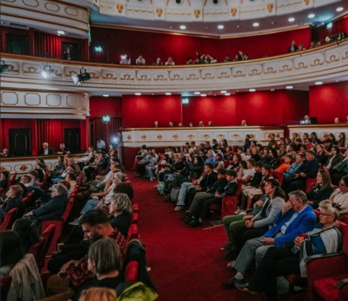 Debut spectaculos pentru Festivalul Apolodor: peste 2.000 de copii și zeci de scriitori au animat Botoşaniul timp de patru zile