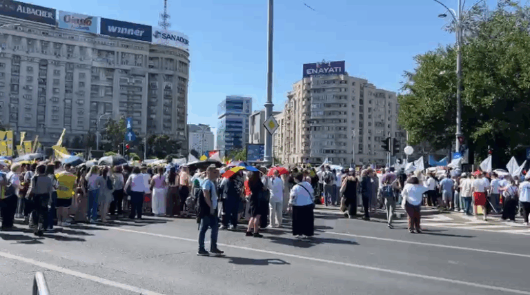 Protest în prima zi de şcoală în Piața Victoriei
