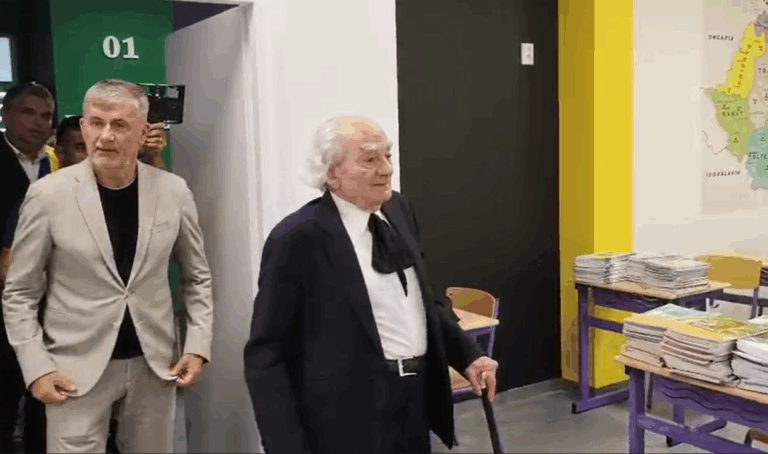 Academicianul Leon Dănăilă vizitând școala cu numele lui din Darabani.