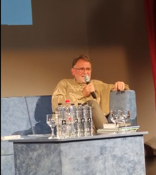Scriitorul Florin Bican află că nu e bine să scrii fără să știi să citești.