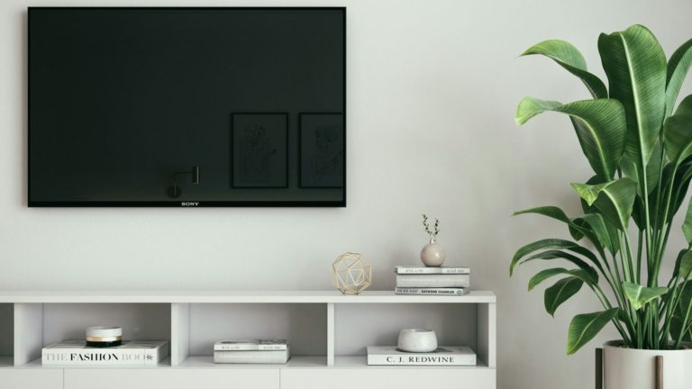 Configurația ideală pentru TV smart 80 cm: accesorii și soluții practice