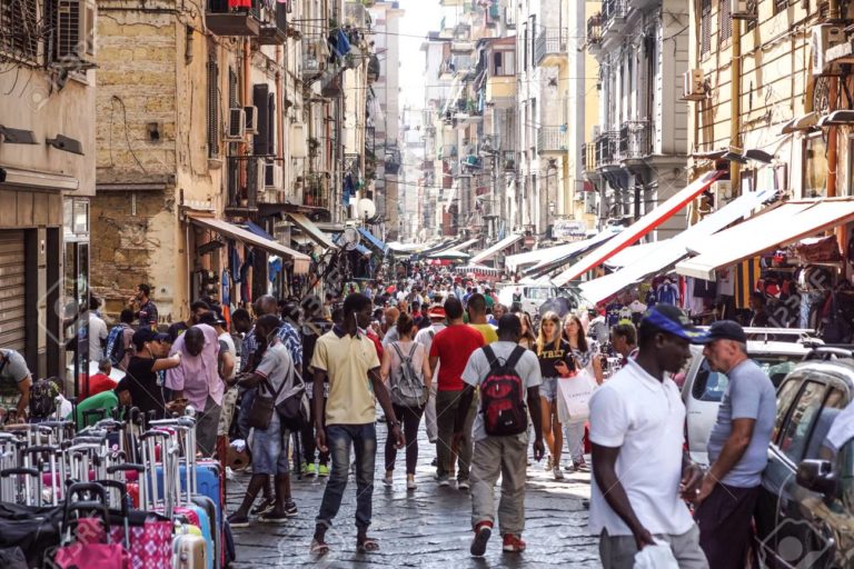 „Napoli este mort”: Cum turismul excesiv goleşte de conţinut oraşele italiene