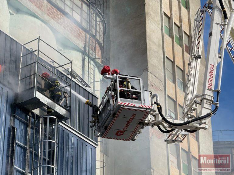Incendiu uriaș izbucnit la 20 de metri înălțime. Pompierii au folosit lancea cu hidroperforare (VIDEO)