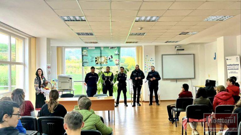 Lecție de siguranță la școală: polițiștii din Hlipiceni, față în față cu elevii din Trușești