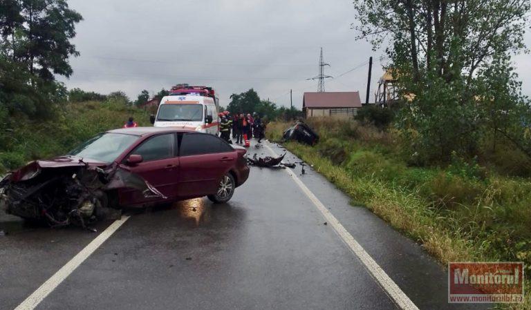 Impact violent între două mașini în județ