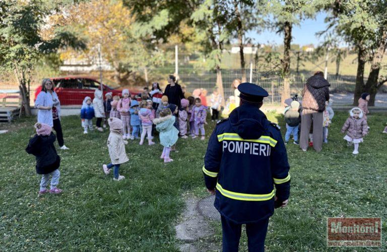 Zeci de copii evacuați de pompieri dintr-o grădiniță din oraș