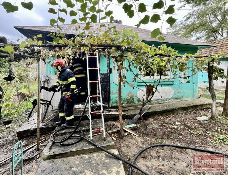 Foc și moarte în județ: bătrână găsită fără suflare într-o casă incendiată