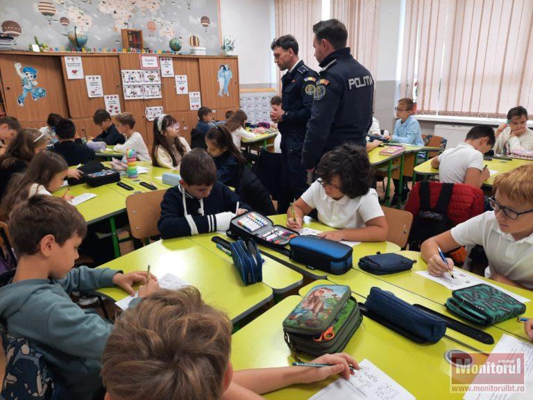 Polițiștii, profesori pentru o zi: lecție de iubire față de animale predată elevilor botoșăneni