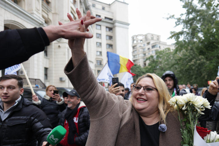 Diana Șoșoacă, inculpată oficial. Baie de mulţime în faţa Parchetului